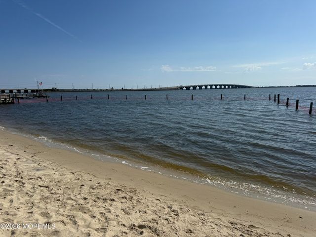20 Jeri-Ann Drive, Manahawkin, NJ 08050