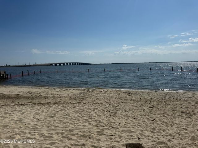 20 Jeri-Ann Drive, Manahawkin, NJ 08050