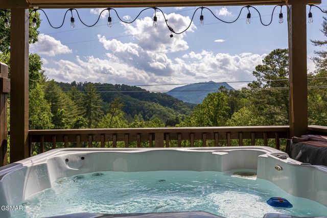 916 Hideaway Hills Circle, Sevierville, TN 37862