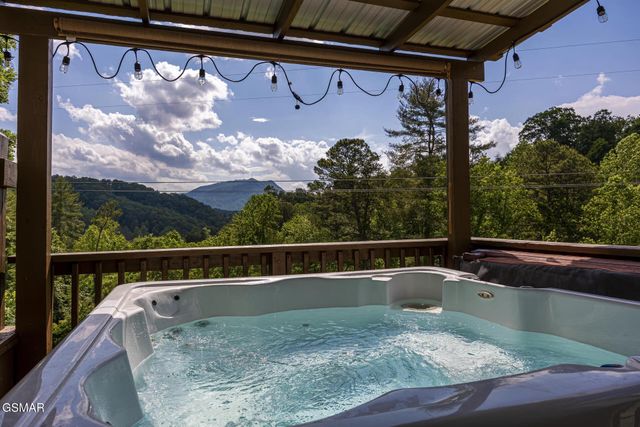 916 Hideaway Hills Circle, Sevierville, TN 37862