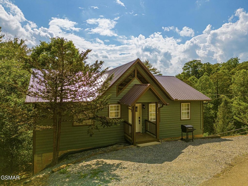 916 Hideaway Hills Circle, Sevierville, TN 37862