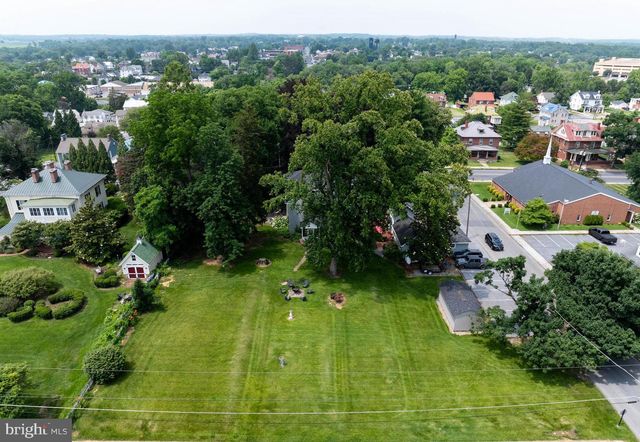 417 E WASHINGTON ST, Charles Town, WV 25414