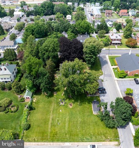 417 E WASHINGTON ST, Charles Town, WV 25414