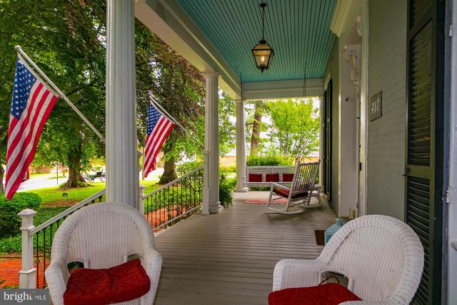 417 E WASHINGTON ST, Charles Town, WV 25414