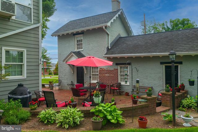 417 E WASHINGTON ST, Charles Town, WV 25414