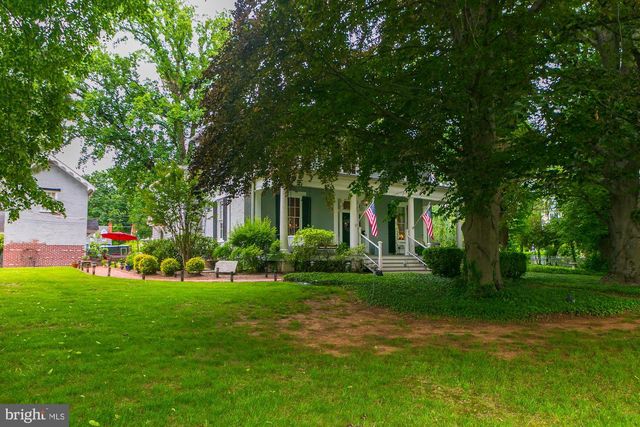 417 E WASHINGTON ST, Charles Town, WV 25414