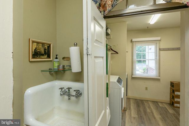 417 E WASHINGTON ST, Charles Town, WV 25414