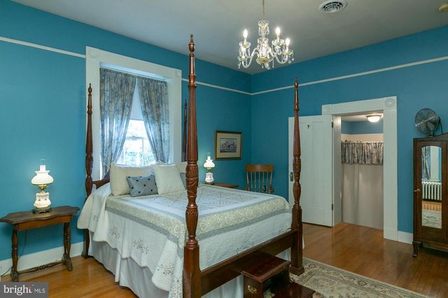 417 E WASHINGTON ST, Charles Town, WV 25414