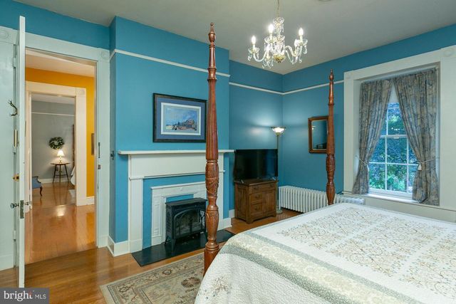 417 E WASHINGTON ST, Charles Town, WV 25414