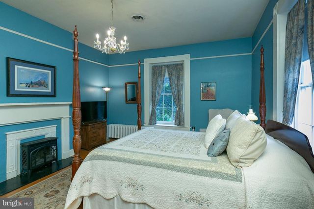 417 E WASHINGTON ST, Charles Town, WV 25414