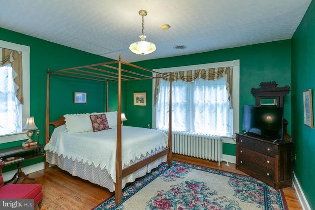 417 E WASHINGTON ST, Charles Town, WV 25414