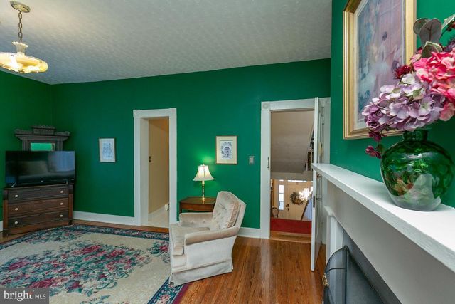 417 E WASHINGTON ST, Charles Town, WV 25414