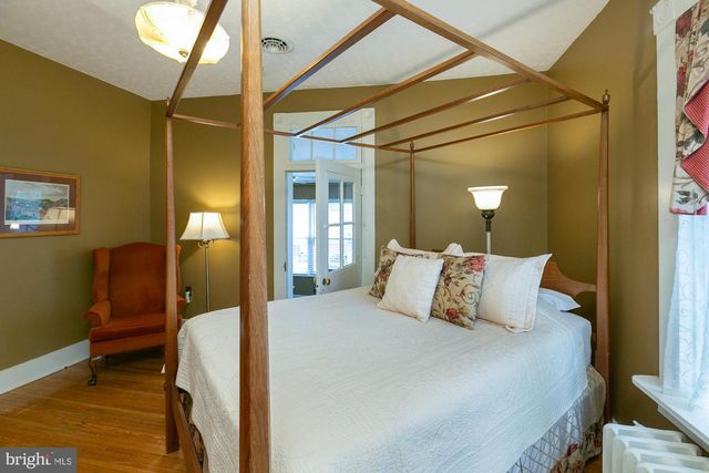 417 E WASHINGTON ST, Charles Town, WV 25414