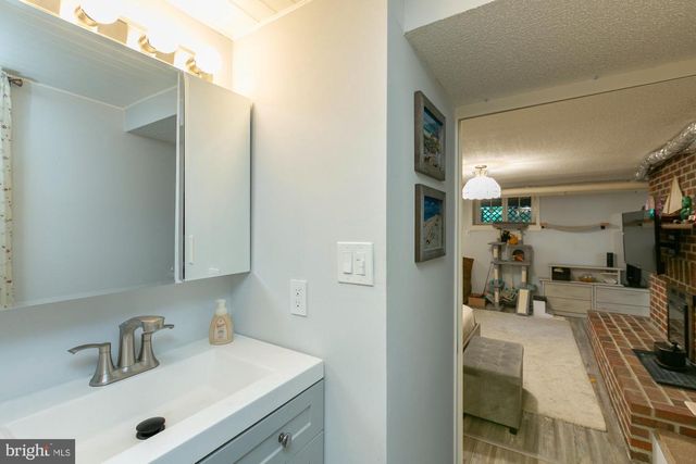 417 E WASHINGTON ST, Charles Town, WV 25414