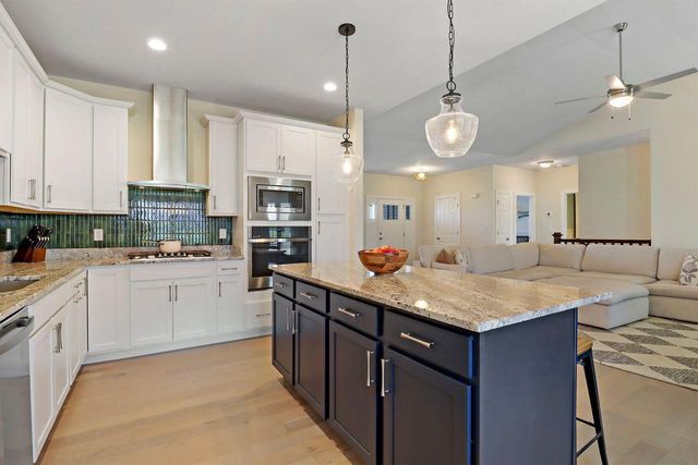 520 N Stone Ridge DRIVE, Lake Geneva, WI 53147