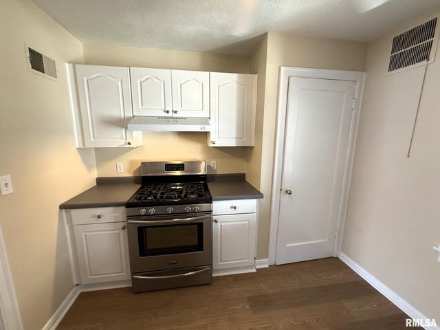2104 S WHITTIER Avenue, Springfield, IL 62704