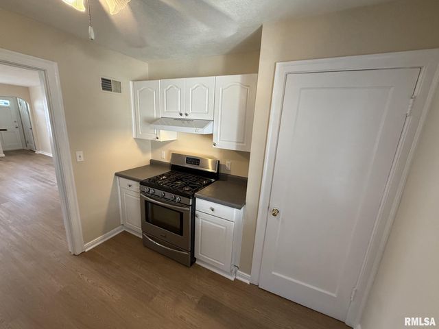 2104 S WHITTIER Avenue, Springfield, IL 62704
