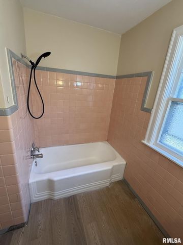 2104 S WHITTIER Avenue, Springfield, IL 62704