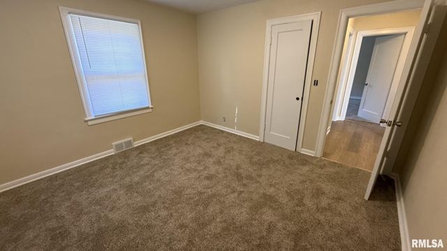 2104 S WHITTIER Avenue, Springfield, IL 62704