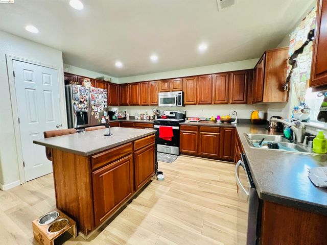 2215 Dune Pl, Stockton, CA 95206