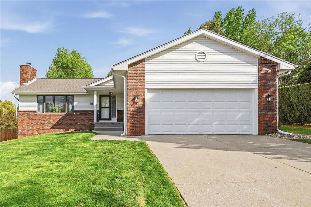 105 KINGSRIDGE Drive, Council Bluffs, IA 51503