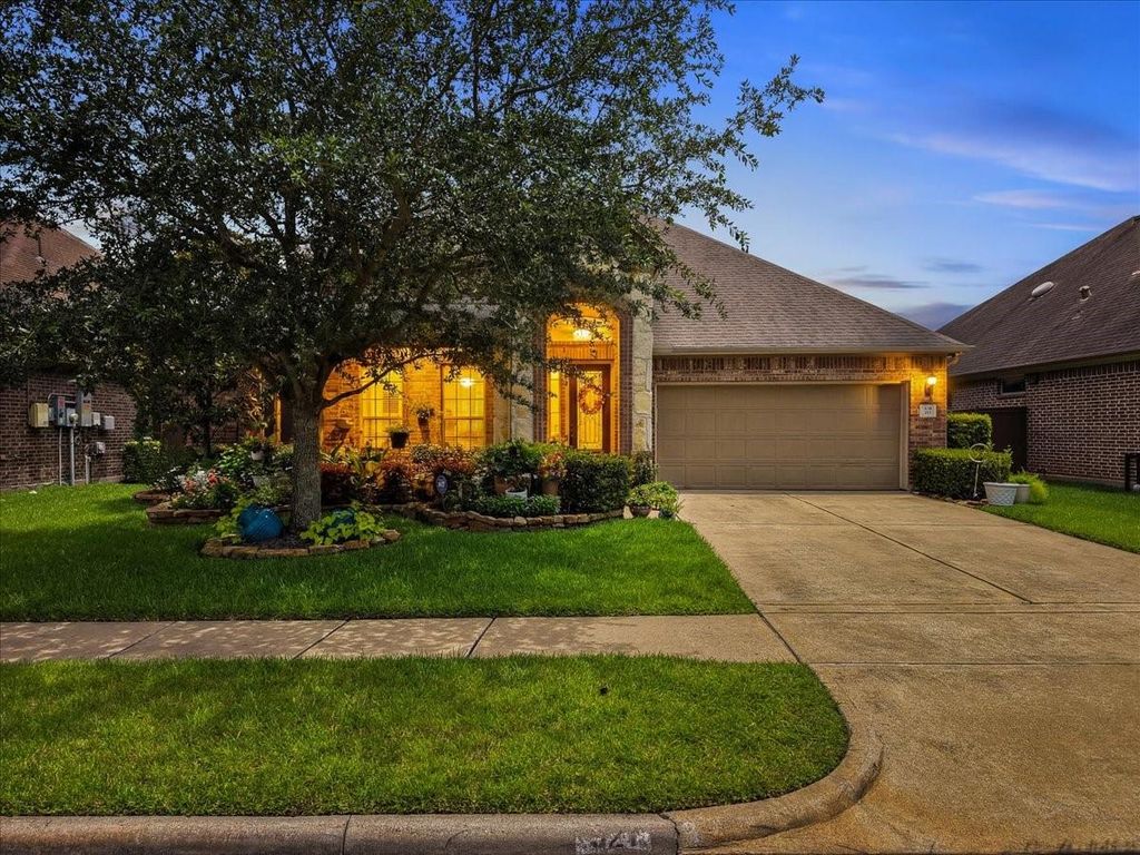521 E Fork, Webster, TX 77598