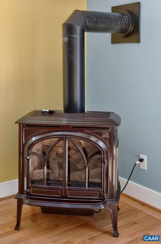 689 MUTTON HOLLOW RD, Stanardsville, VA 22973
