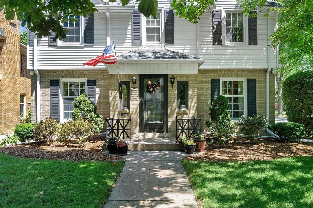 2504 N 90th STREET, Wauwatosa, WI 53226