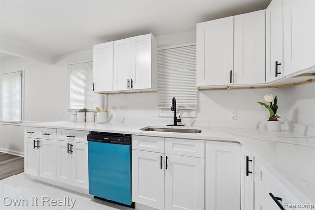 21300 Westhampton Street, Oak Park, MI 48237