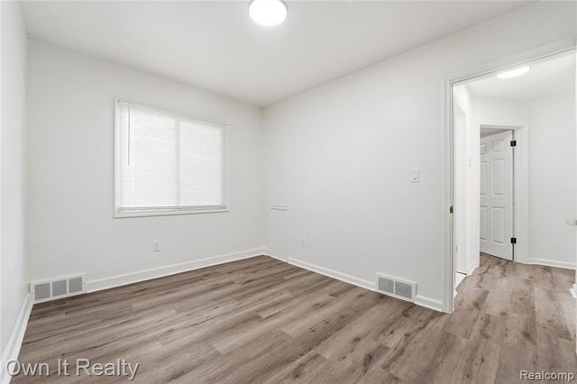 21300 Westhampton Street, Oak Park, MI 48237