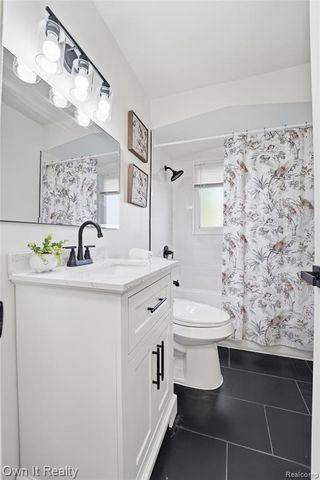 21300 Westhampton Street, Oak Park, MI 48237