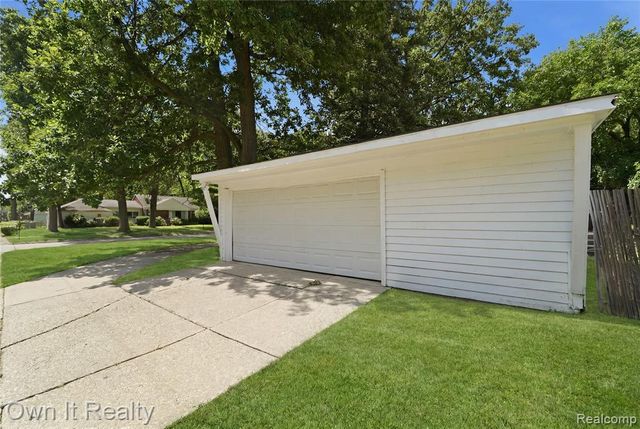 21300 Westhampton Street, Oak Park, MI 48237