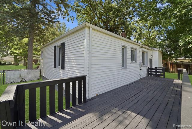 21300 Westhampton Street, Oak Park, MI 48237