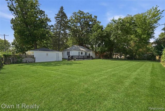 21300 Westhampton Street, Oak Park, MI 48237