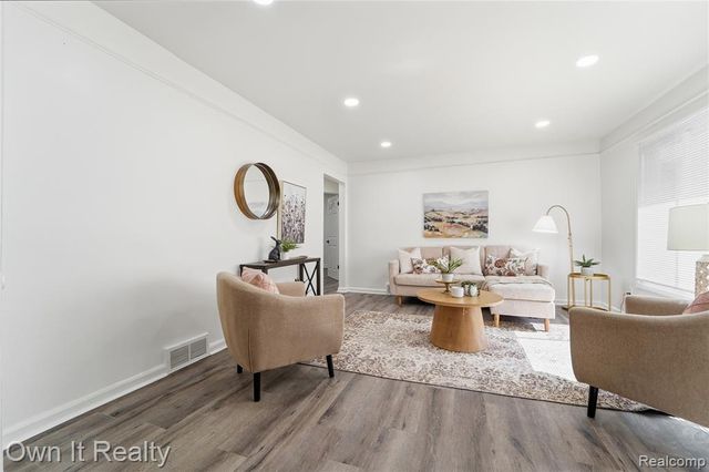 21300 Westhampton Street, Oak Park, MI 48237