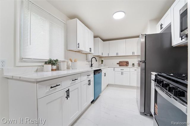 21300 Westhampton Street, Oak Park, MI 48237