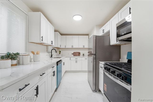 21300 Westhampton Street, Oak Park, MI 48237