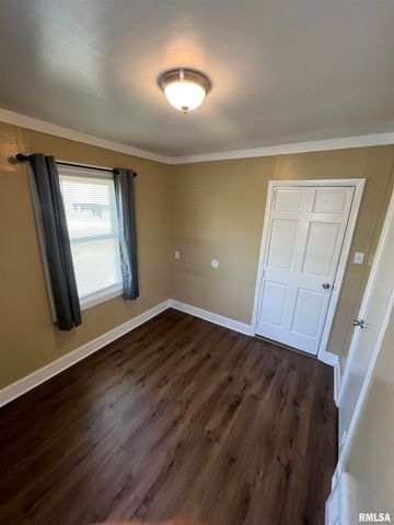 105 W MAIN Street, East Galesburg, IL 61430