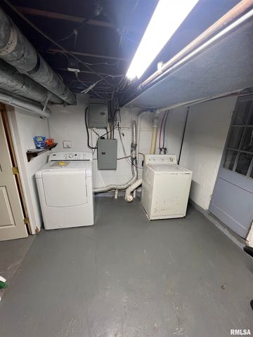 105 W MAIN Street, East Galesburg, IL 61430