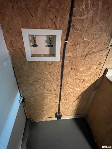 105 W MAIN Street, East Galesburg, IL 61430