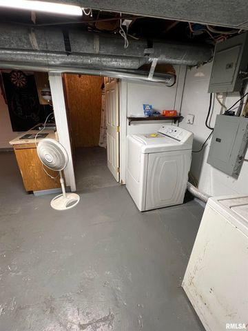 105 W MAIN Street, East Galesburg, IL 61430