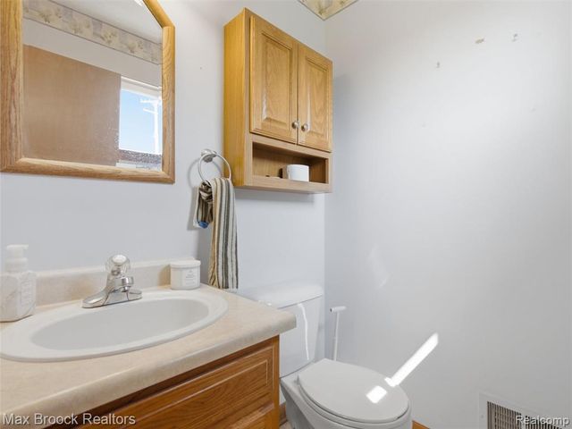 22134 Pleasant Street, Saint Clair Shores, MI 48080
