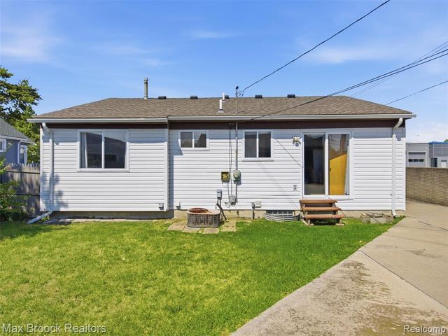 22134 Pleasant Street, Saint Clair Shores, MI 48080