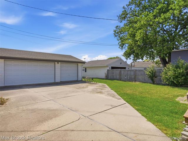22134 Pleasant Street, Saint Clair Shores, MI 48080