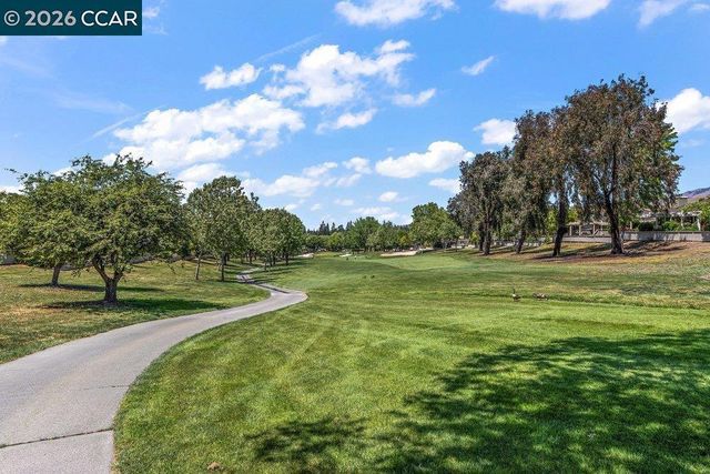 565 Silver Lake Dr, Danville, CA 94526