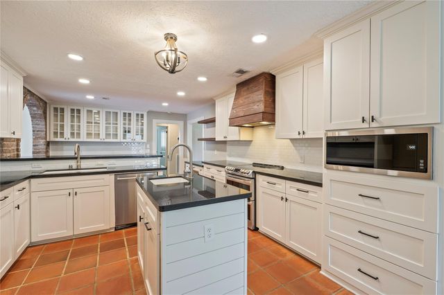 15915 Brookvilla Drive, Houston, TX 77059