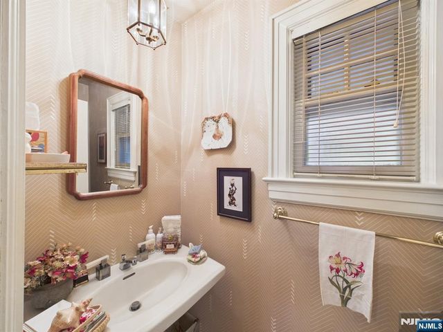318 Beechwood Road, Ridgewood, NJ 07450