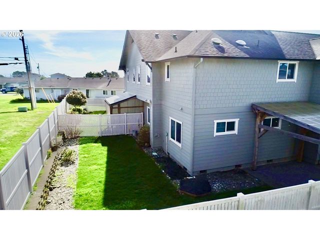 1251 MOORE St A, Brookings, OR 97415