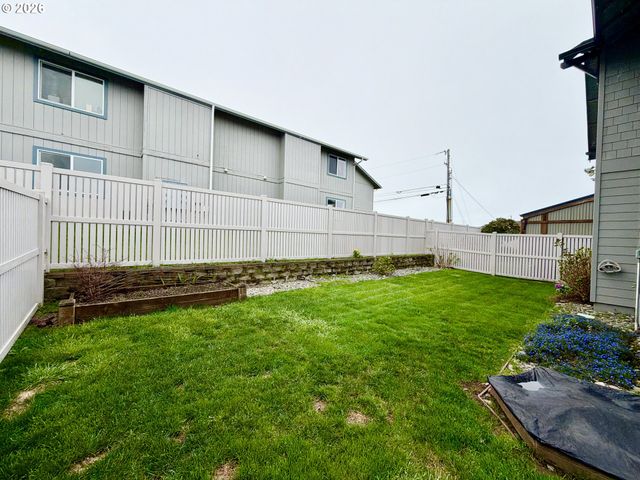 1251 MOORE St A, Brookings, OR 97415