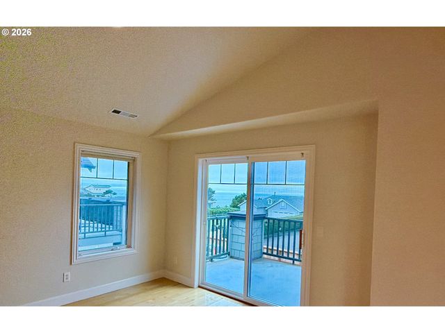 1251 MOORE St A, Brookings, OR 97415